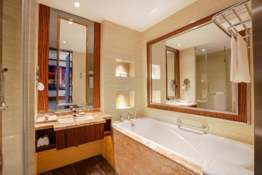 Ramada Plaza Huizhou East Hotel Esterno foto